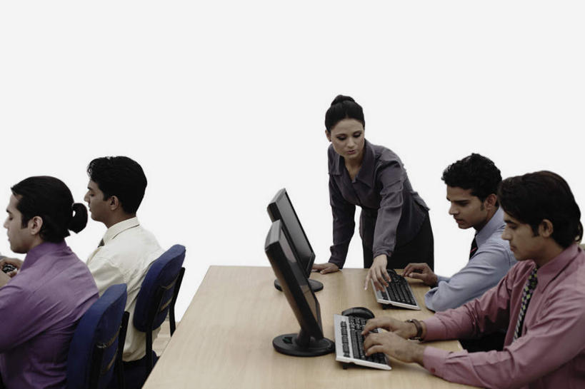 伙伴,朋友,商务人士,商务男性,商务女性,办公室,站,坐,说,横图,室内,白天,白色背景,侧面,衬衫,讨论,友谊,合作,团队,电脑,显示器,鼠标,键盘,家具,桌子,亚洲,五个人,指,套装,网络,办公桌,许多人,注视,指点,输入设备,通讯设备,观察,看,站着,一群人,台式电脑,战略,摄影,影棚,观看,察看,指向,关注,通信设备,商务装,工薪阶层,输出设备,办公家具,联合,合谋,交流,配合,协作,男人,男性,年轻男性,年轻女性,女人,女性,亚洲人,印度人,白领,上班族,沟通,讲话,交谈,商讨,说话,谈话,站立,坐着,半身,彩图,影棚拍摄,衬衣,拍摄