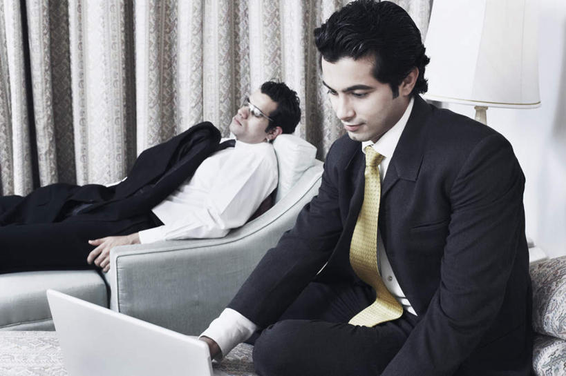 两个人,同事,坐,躺,睡,横图,室内,白天,侧面,衬衫,西装,成功,合作,团队,集体,信心,职员,电脑,笔记本电脑,窗帘,沙发,亚洲,敲打,套装,正装,网络,墨镜,眼镜,领带,注视,职业装,输入,通讯设备,队伍,太阳镜,太阳眼镜,打字,观察,看,遮阳镜,观看,点击,敲击,察看,无线,领导,成就,关注,通信设备,无线网络,合伙,领袖,布艺沙发,无线上网,便携式电脑,卧着,按键,手提电脑,男人,男性,年轻男性,亚洲人,印度人,白领,商人,上班族,困,困觉,寝息,睡觉,躺着,卧,坐着,半身,彩图,衬衣,白领阶层,办公室职员