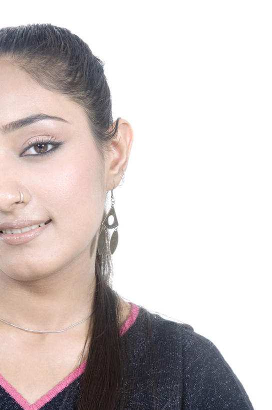 脸,头,脸颊,一个人,站,笑,微笑,露齿笑,竖图,室内,特写,白天,白色背景,正面,亚洲,仅一个年轻女性,仅一个女性,仅一个人,服装,注视,休闲装,肩膀,衣服,耳环,观察,看,站着,休闲,休闲服,摄影,服饰,影棚,观看,戴着,察看,关注,鼻钉,年轻女性,女人,女性,亚洲人,印度人,头部,脸部,脸蛋,面部,站立,半身,彩图,影棚拍摄,拍摄