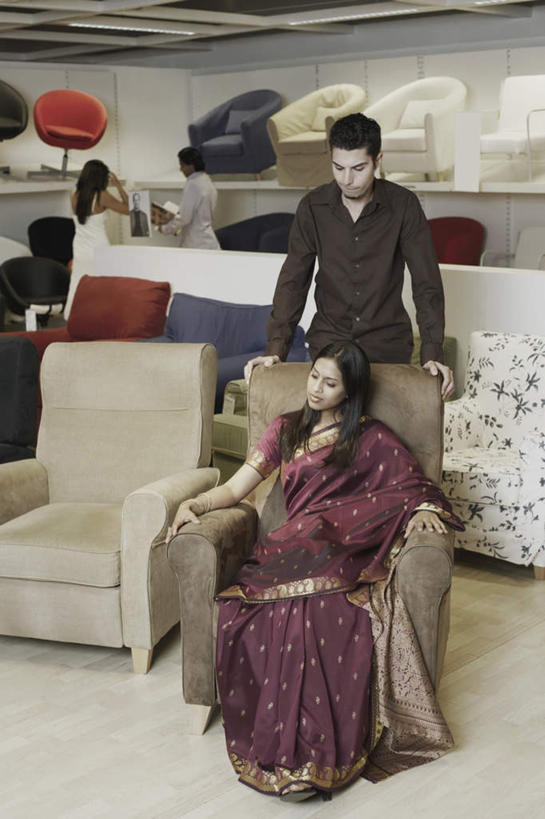 四个人,伙伴,朋友,商店,站,坐,竖图,室内,白天,正面,民族服装,购物,友谊,沙发,亚洲,服装,注视,休闲装,商铺,衣服,扶,观察,看,站着,休闲,休闲服,服饰,观看,飘逸,察看,扶着,挑选,庄重,关注,追求,布艺沙发,纱丽,雅致,市肆,商号,纱丽服,清婉,妍丽,友情,男人,男性,年轻男性,年轻女性,女人,女性,亚洲人,印度人,站立,坐着,彩图,全身,传统服装,民俗服,逛街,店铺,奢华