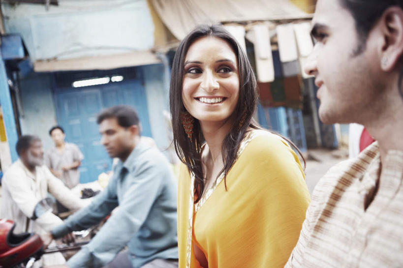 四个人,伙伴,朋友,商店,站,笑,微笑,露齿笑,横图,室外,白天,侧面,友谊,街道,服装,朦胧,模糊,注视,休闲装,商铺,衣服,观察,看,站着,休闲,休闲服,服饰,观看,察看,关注,市肆,商号,友情,男人,男性,年轻男性,年轻女性,女人,女性,站立,半身,彩图,店铺