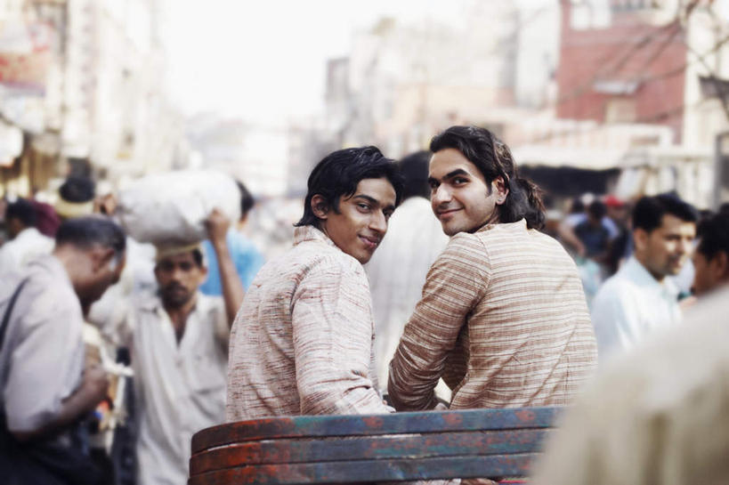 伙伴,朋友,家,坐,笑,微笑,横图,室外,白天,友谊,街道,亚洲,服装,朦胧,模糊,房屋,屋子,黄包车,许多人,扭头,注视,休闲装,楼房,住宅,背面,衣服,人力车,观察,看,转头,一群人,休闲,休闲服,搭,服饰,观看,察看,关注,友情,男人,男性,年轻男性,年轻女性,女人,女性,亚洲人,印度人,坐着,半身,彩图,房子