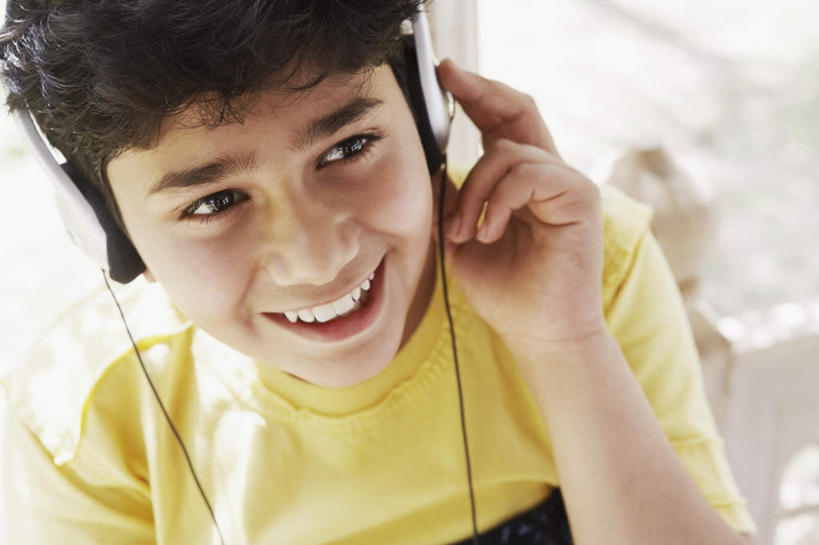 儿童,脸,头,脸颊,一个人,坐,笑,微笑,露齿笑,横图,俯视,室外,特写,白天,纯洁,亚洲,仅一个男性,仅一个人,戴,阴影,服装,朦胧,模糊,光线,影子,注视,休闲装,肩膀,小孩,衣服,黄色,阳光,耳机,耳麦,观察,看,仅一个小孩,休闲,休闲服,可爱,童年,童趣,服饰,观看,戴着,察看,麦克风,关注,童真,烂漫,无邪,天真,男孩,男人,男性,亚洲人,印度人,孩子,头部,脸部,脸蛋,面部,坐着,半身,彩图,高角度拍摄,男生