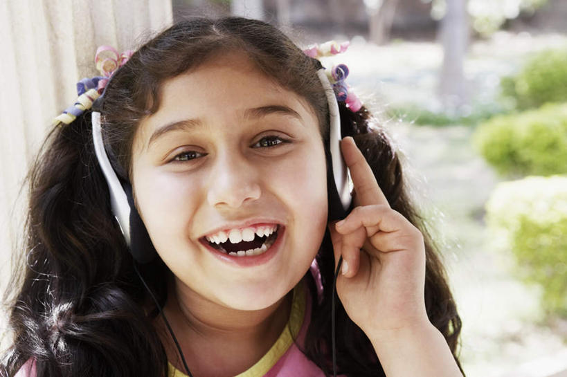 儿童,脸,头,脸颊,一个人,坐,笑,微笑,露齿笑,横图,室外,特写,白天,正面,纯洁,草地,草坪,植物,亚洲,仅一个女性,仅一个人,戴,阴影,服装,朦胧,模糊,光线,影子,注视,休闲装,肩膀,草,小孩,衣服,绿色,阳光,耳机,耳麦,观察,看,仅一个小孩,休闲,休闲服,可爱,童年,童趣,服饰,观看,戴着,察看,麦克风,关注,童真,烂漫,无邪,天真,女孩,女人,女性,亚洲人,印度人,孩子,头部,脸部,脸蛋,面部,坐着,半身,彩图,女生