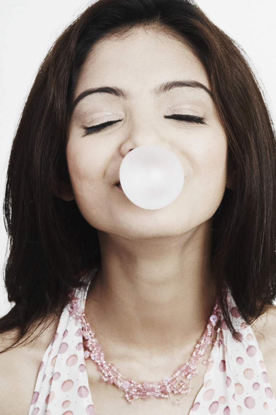 脸,头,脸颊,头发,一个人,站,闭眼,竖图,室内,特写,白天,白色背景,正面,项链,吊带,亚洲,仅一个年轻女性,仅一个女性,仅一个人,食品,糖果,软糖,吊带衫,肩膀,食物,黑色,泡泡,甜食,吹,站着,摄影,影棚,泡泡糖,年轻女性,女人,女性,亚洲人,印度人,头部,长发,卷发,脸部,脸蛋,面部,闭眼睛,闭着眼,闭着眼睛,站立,半身,彩图,影棚拍摄,拍摄