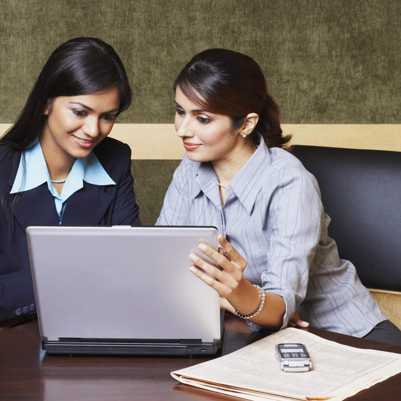 两个人,伙伴,朋友,商务人士,商务女性,办公室,坐,笑,打电话,微笑,露齿笑,横图,室内,白天,正面,友谊,合作,团队,电脑,笔记本电脑,家具,桌子,电话,手机,椅子,亚洲,指,套装,网络,材料,档案,文件,纸,办公桌,注视,指点,通讯设备,会议椅,手稿,资料,观察,看,战略,观看,办公椅,证明,察看,无线,指向,关注,文档,通信设备,商务装,无线网络,无线上网,便携式电脑,工薪阶层,办公家具,联合,合谋,商务椅,培训椅,交流,配合,协作,手提电脑,年轻女性,女人,女性,亚洲人,印度人,白领,上班族,沟通,通话,坐着,半身,彩图