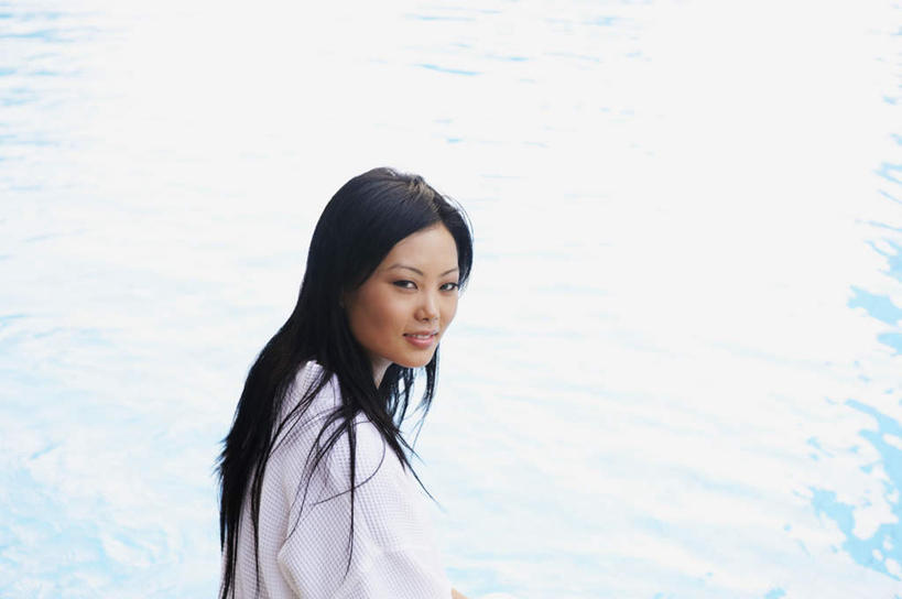 一个人,游泳池,横图,俯视,室外,白天,浴袍,水,亚洲,仅一个年轻女性,仅一个女性,仅一个人,水池,水面,扭头,注视,泳池,观察,看,转头,观看,察看,游泳馆,关注,年轻女性,女人,女性,亚洲人,印度人,半身,彩图,高角度拍摄,汤帷子,浴衣