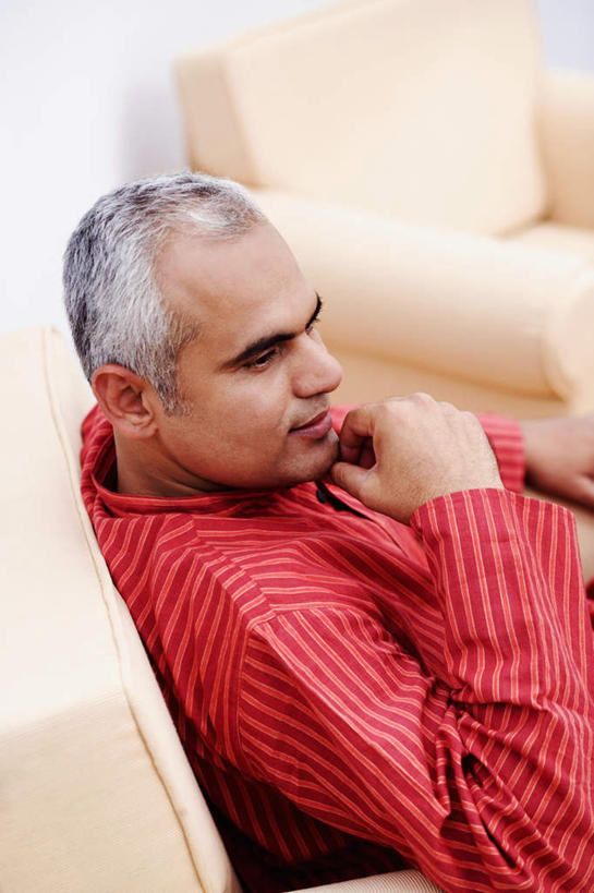 一个人,坐,竖图,俯视,室内,白天,沙发,亚洲,仅一个男性,仅一个人,撑,服装,托腮,注视,休闲装,衣服,观察,看,托,仅一个老年男性,休闲,休闲服,服饰,观看,察看,关注,托下巴,布艺沙发,老年男性,男人,男性,亚洲人,印度人,坐着,半身,彩图,高角度拍摄