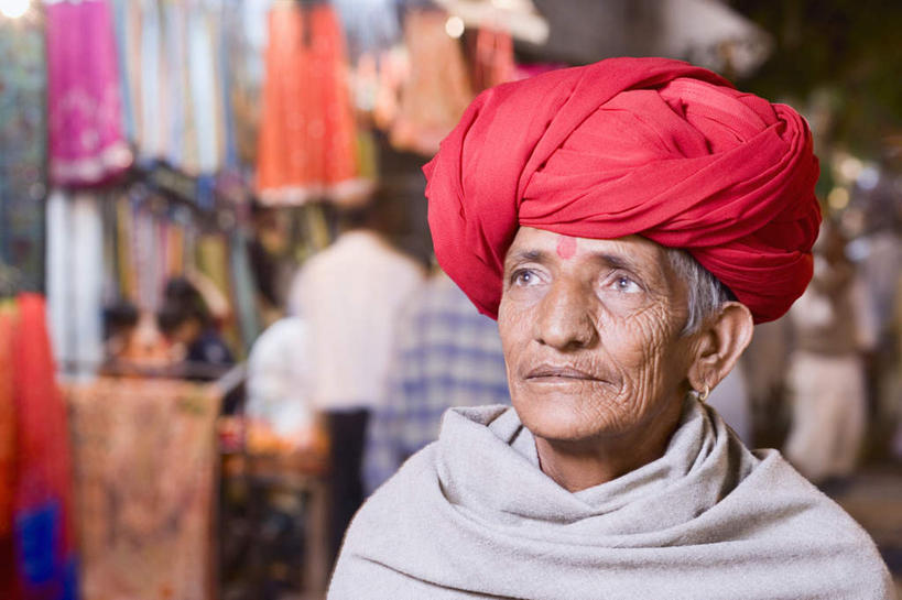 东方人,脸,头,脸颊,一个人,商店,站,笑,微笑,横图,室外,特写,白天,正面,民族服装,亚洲,仅一个男性,仅一个人,阴影,朦胧,模糊,光线,头巾,影子,灯光,注视,黄种人,商铺,肩膀,红色,观察,看,站着,仅一个老年男性,观看,察看,关注,市肆,商号,老年男性,男人,男性,亚洲人,印度人,头部,脸部,脸蛋,面部,站立,半身,彩图,传统服装,民俗服,店铺