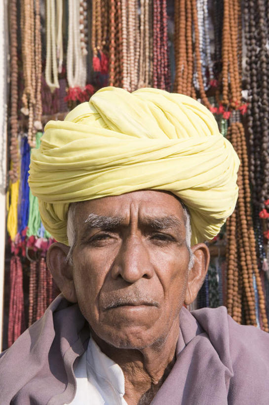 东方人,脸,头,脸颊,一个人,商店,站,竖图,室外,特写,白天,正面,民族服装,项链,亚洲,仅一个男性,仅一个人,一排,许多,吊挂,悬挂,整齐,头巾,挂,注视,黄种人,商铺,肩膀,装饰品,排列,饰品,首饰,观察,看,站着,仅一个老年男性,观看,察看,队列,关注,市肆,商号,老年男性,男人,男性,亚洲人,印度人,头部,脸部,脸蛋,面部,站立,半身,彩图,传统服装,民俗服,店铺