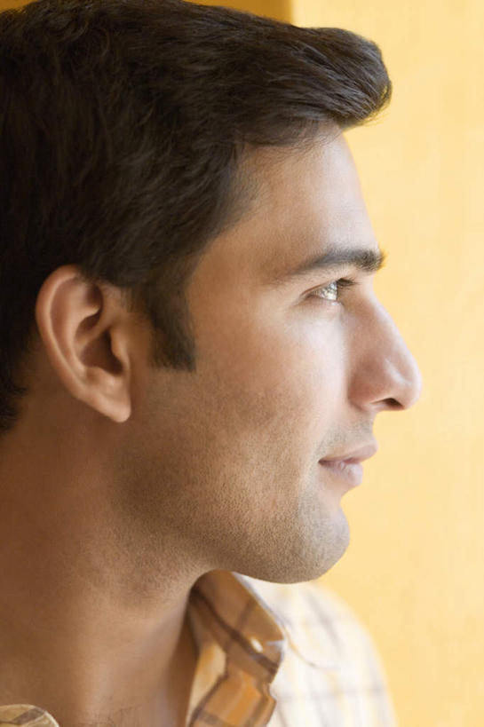 脸,头,脸颊,一个人,竖图,室内,特写,白天,侧面,亚洲,仅一个男性,仅一个人,服装,扭头,注视,休闲装,仅一个年轻男性,衣服,观察,看,转头,休闲,休闲服,服饰,观看,察看,关注,男人,男性,年轻男性,亚洲人,印度人,头部,脸部,脸蛋,面部,半身,彩图