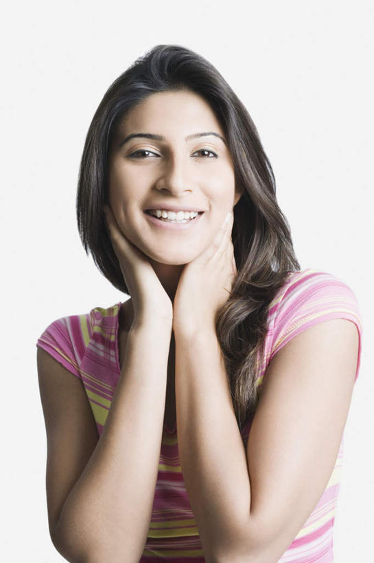 一个人,笑,微笑,露齿笑,竖图,室内,白天,白色背景,正面,亚洲,仅一个年轻女性,仅一个女性,仅一个人,撑,服装,托腮,注视,休闲装,衣服,观察,看,托,休闲,休闲服,摄影,服饰,影棚,观看,察看,关注,托下巴,年轻女性,女人,女性,亚洲人,印度人,半身,彩图,影棚拍摄,拍摄