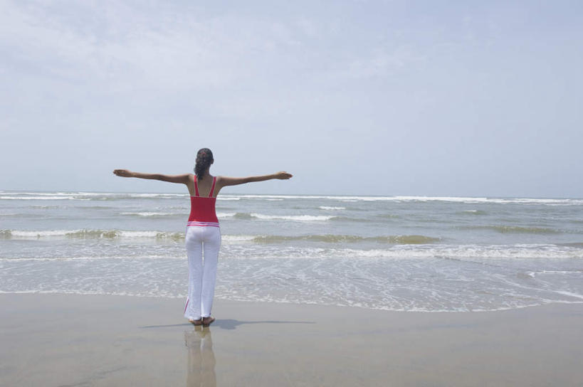 一个人,站,伸展双臂,横图,室外,白天,锻炼,瑜伽,运动,海浪,海洋,亚洲,仅一个年轻女性,仅一个女性,仅一个人,阴影,光线,影子,浪花,水平线,云,云朵,辽阔,海平线,云彩,背面,蓝色,白云,蓝天,天空,阳光,海水,天,站着,广阔,养生,晴朗,一望无际,海景,无边无际,一马平川,体育,年轻女性,女人,女性,亚洲人,印度人,大海,风浪,海,海水的波动,近岸浪,涌浪,晴空,敞开双臂,伸开双臂,展开双肩,张开手臂,张开双臂,彩图,全身,健身,水天相接,水天一线