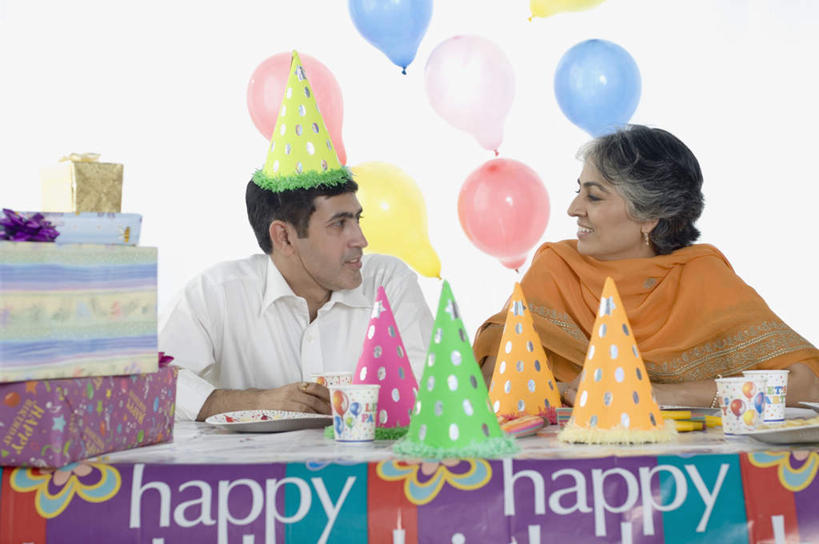 东方人,两个人,家庭,母亲,儿子,坐,笑,微笑,露齿笑,横图,室内,白天,白色背景,正面,民族服装,帽子,亚洲,纸质,装饰,英文,标志,文字,字符,塑料,字母,墙,注视,黄种人,标识,生日帽,墙壁,墙面,白色,气球,塑料制品,观察,看,温暖,温馨,母子,一家人,橡胶,母爱,服饰,观看,飘逸,英文字母,华丽,修饰,点缀,和睦,察看,小丑帽,庄重,关注,追求,橡胶制品,纱丽,三角帽,狂欢帽,派对帽,聚会帽,纸帽,衬托,美观,雅致,雅观,纱丽服,清婉,妍丽,老年女性,女人,女性,中年男性,亚洲人,印度人,坐着,半身,彩图,传统服装,民俗服,融洽,奢华