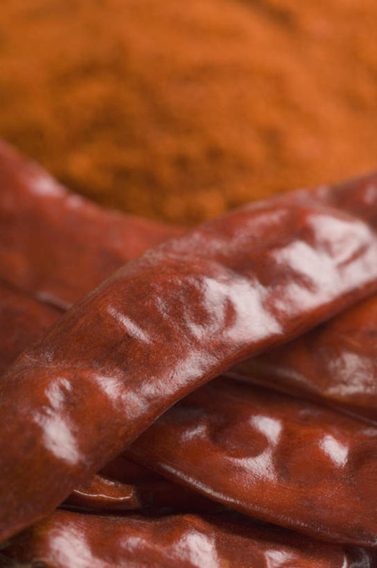 无人,竖图,俯视,室内,特写,白天,辣椒,蔬菜,一堆,许多,堆叠,堆积,朦胧,模糊,新鲜,包装,包装纸,粉末,纸,调料,香料,食品,纸张,调味品,食物,有机食品,绿色食品,堆,包装材料,牛皮纸,辣角,红海椒,大椒,辣虎,广椒,辣子,红辣椒,海椒,番椒,彩图,高角度拍摄