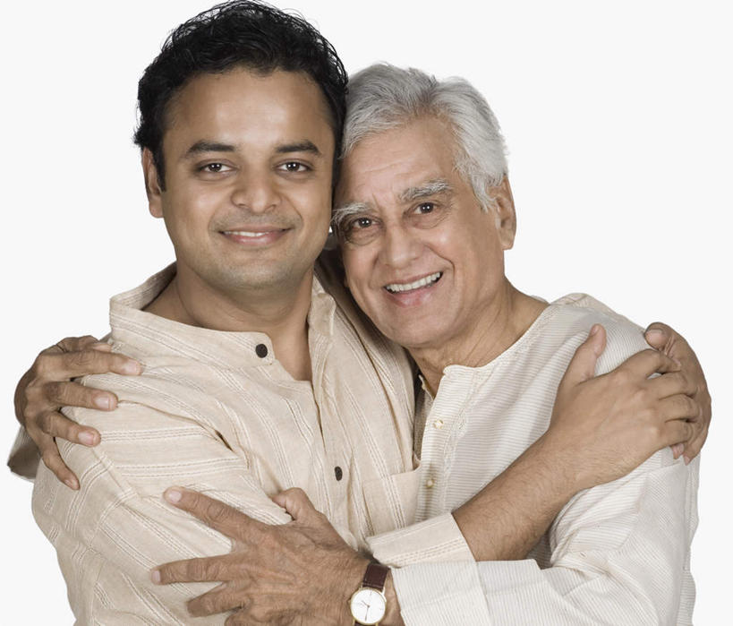 两个人,家庭,父亲,儿子,抱,笑,微笑,露齿笑,横图,室内,白天,白色背景,正面,民族服装,亚洲,服装,时间,时钟,手表,计时,注视,衣服,钟表,观察,看,温暖,温馨,父子,一家人,表,父爱,摄影,服饰,影棚,抱着,观看,腕表,和睦,察看,搂着,衣着,穿着,关注,衣饰,老年男性,男人,男性,年轻男性,亚洲人,印度人,钟,搂,搂抱,半身,彩图,影棚拍摄,传统服装,民俗服,拍摄,融洽