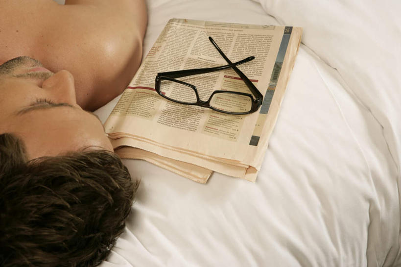 西方人,脸,头,脸颊,一个人,商务人士,商务男性,躺,闭眼,睡,横图,俯视,室内,白天,衬衫,床,卧室,报纸,欧洲,欧洲人,仅一个男性,仅一个人,套装,信息,眼镜,床单,扭头,被子,仅一个年轻男性,转头,休息,单人床,新闻,被单,商务装,近视眼镜,工薪阶层,歇息,苏息,男人,男性,年轻男性,白种人,头部,脸部,脸蛋,面部,白领,上班族,闭眼睛,闭着眼,闭着眼睛,困,困觉,寝息,睡觉,躺着,半身,彩图,高角度拍摄,衬衣,睡房,卧房,报刊