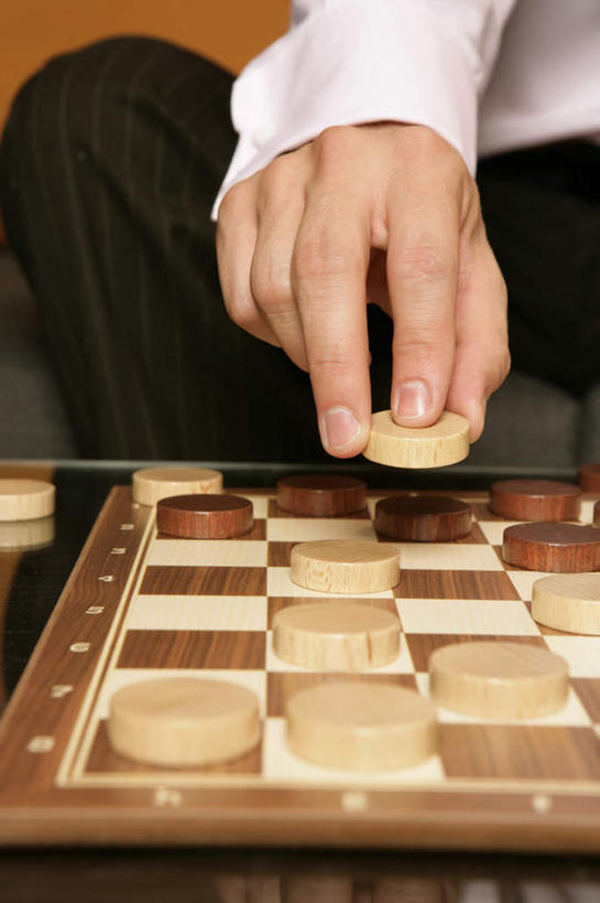 西方人,手,一个人,商务人士,商务男性,办公室,坐,竖图,室内,特写,白天,正面,衬衫,游戏,快乐,比赛,竞争,家具,桌子,欧洲,欧洲人,仅一个男性,仅一个人,握,套装,办公桌,墙,拿,玩,拿着,娱乐,墙壁,墙面,仅一个年轻男性,象棋,休闲,手部,棋盘,国际象棋,益智,握着,活动,单手,发泄,消遣,智力,商务装,工薪阶层,办公家具,宣泄,男人,男性,年轻男性,白种人,白领,上班族,玩耍,嬉戏,坐着,半身,彩图,衬衣