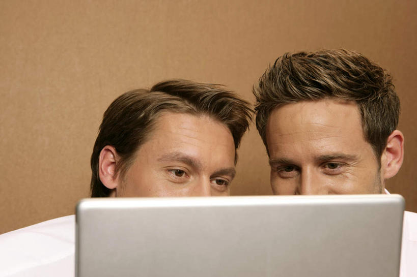 西方人,两个人,同事,商务人士,商务男性,办公室,坐,横图,室内,白天,正面,衬衫,成功,合作,团队,集体,信心,电脑,笔记本电脑,欧洲,欧洲人,套装,网络,墙,领带,注视,通讯设备,队伍,墙壁,墙面,观察,看,遮,遮掩,观看,靠近,察看,无线,领导,掩盖,遮挡,成就,凑近,关注,聚拢,通信设备,商务装,无线网络,合伙,领袖,无线上网,便携式电脑,工薪阶层,遮盖,掩饰,挨近,接近,靠拢,手提电脑,男人,男性,年轻男性,白种人,年轻人,白领,上班族,坐着,半身,彩图,衬衣