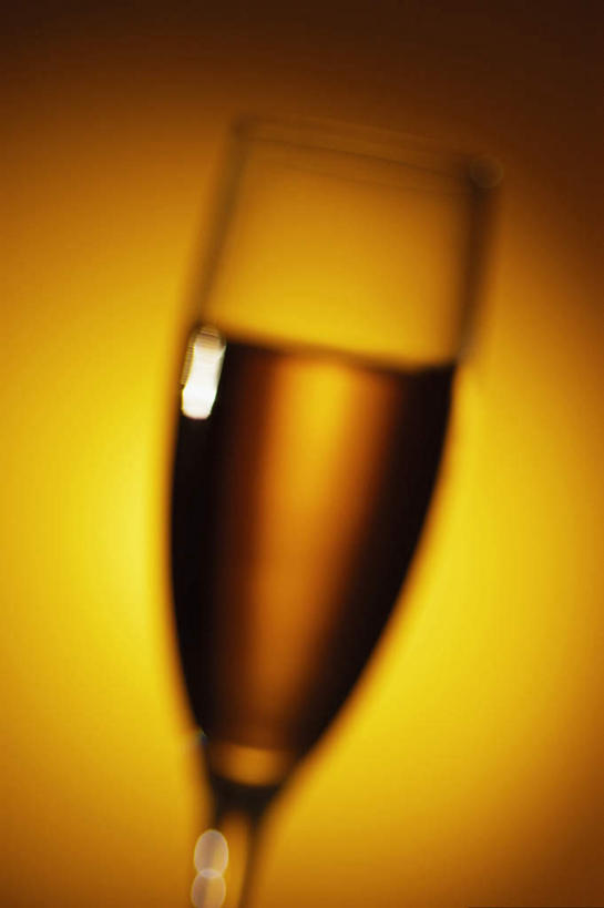 葡萄酒,无人,竖图,室内,特写,白天,正面,奢侈,快乐,幸福,杯子,橙色背景,阴影,朦胧,模糊,反射,高脚杯,影子,一杯,辉煌,浪漫,玻璃制品,酒,饮料,酒杯,香槟,温暖,橙色,诱惑,摄影,活泼,影棚,华丽,暖色,香槟杯,温情,气泡酒,起泡酒,汽酒,炽热,响亮,跃动,甜蜜,玻璃杯,彩图,影棚拍摄,高兴,欢笑,愉快,拍摄