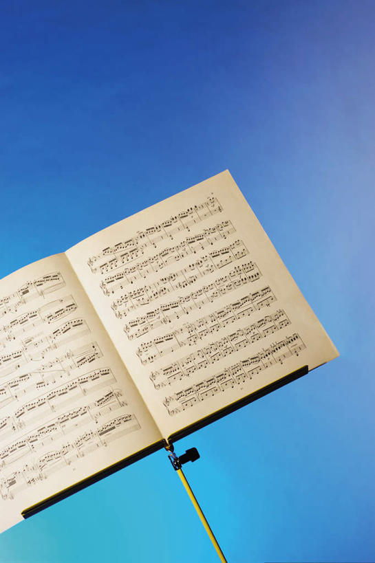 无人,竖图,俯视,室内,特写,白天,静物,书籍,阴影,蓝色背景,反射,影子,乐谱,五线谱,音乐,架子,摄影,影棚,节拍,音符,乐谱架,符头,符干,符尾,乐章,彩图,高角度拍摄,影棚拍摄,拍摄