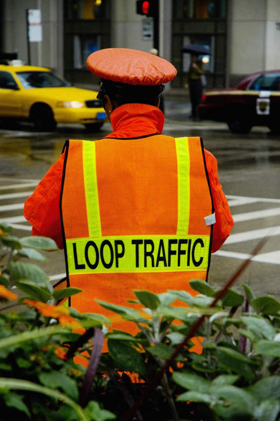 西方人,一个人,站,竖图,室外,白天,工作服,制服,度假,美景,雨,植物,暴雨,大雨,城市风光,城市,道路,路,人行横道,公路,出租车,汽车,欧洲,美国,欧洲人,仅一个男性,仅一个人,仅一个中年男性,英文,标志,文字,字符,字母,景观,人行道,交通,娱乐,标识,车,背面,绿色,自然,交通工具,轿车,站着,享受,休闲,景色,放松,生长,成长,英文字母,细雨,北美,北美洲,载具,的士,人行横道线,美洲,计程车,伊利诺斯州,芝加哥,世界屠猪城,巨肩之城,劳动之城,伊利诺伊,伊利诺伊州,伊利诺州,芝加哥市,芝城,林肯之地,北亚美利加洲,亚美利加洲,工作制服,男人,男性,中年男性,白种人,小雨,斑马线,马路,站立,半身,彩图,工作套服,安全服,反光背心,反光服,反光衣