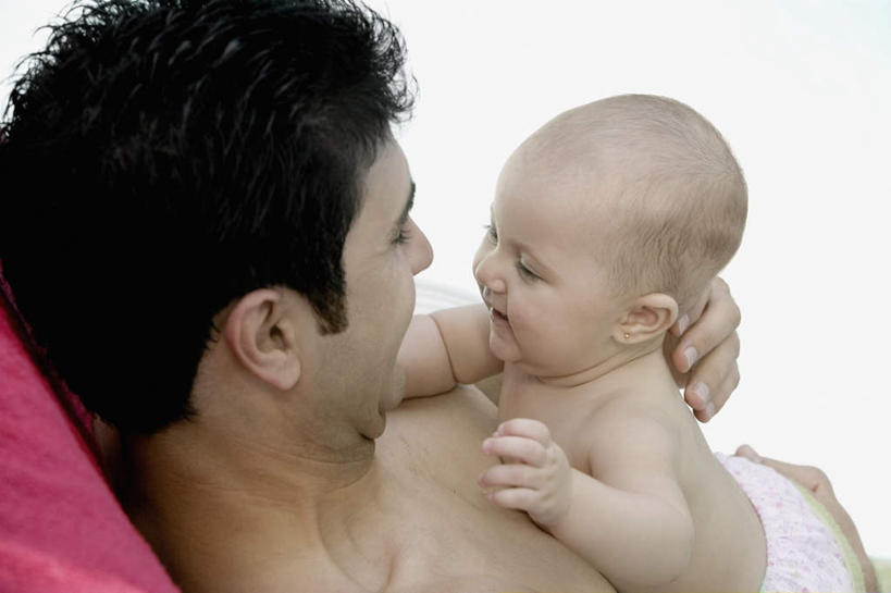 西方人,婴儿,儿童,两个人,家庭,父亲,躺,抱,笑,微笑,横图,俯视,室外,白天,纯洁,椅子,欧洲,欧洲人,躺椅,注视,裸露,尿布,纸尿裤,尿不湿,小孩,观察,看,温暖,温馨,一家人,父爱,可爱,童年,童趣,活泼,抱着,观看,沙滩椅,和睦,察看,搂着,纸尿布,关注,宝宝,裸,童真,纯真,烂漫,无邪,纸尿片,卧着,伶俐,天真,男人,男性,年轻男性,白种人,孩子,年轻人,怀抱,搂,搂抱,躺着,卧,相抱,拥抱,半身,彩图,高角度拍摄,融洽