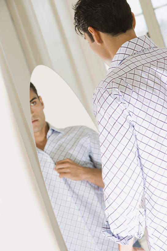 西方人,一个人,站,竖图,室内,白天,衬衫,镜子,欧洲,欧洲人,仅一个男性,仅一个人,握,服装,反射,墙,注视,墙壁,墙面,仅一个年轻男性,背面,衣服,白色,穿衣镜,观察,看,站着,握着,服饰,观看,镜像,察看,衣着,镜面,穿着,关注,光学,衣饰,男人,男性,年轻男性,白种人,站立,半身,彩图,衬衣