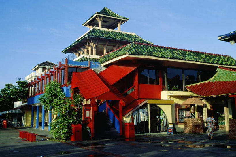 西方人,一个人,家,走,横图,室外,白天,仰视,度假,美景,植物,城市风光,城市,欧洲,欧洲人,仅一个女性,仅一个人,阴影,服装,光线,影子,房屋,屋子,景观,公寓,娱乐,洋房,楼房,住宅,树,树木,衣服,蓝色,绿色,蓝天,天空,阳光,自然,天,仅一个中年女性,享受,休闲,景色,南美,放松,服饰,生长,晴朗,成长,南美洲,西印度群岛,衣着,拉丁美洲,穿着,美洲,万里无云,亚美利加洲,南亚美利加洲,衣饰,女人,女性,中年女性,白种人,晴空,晴空万里,步行,散步,走路,彩图,低角度拍摄,全身,房子,大巴哈马岛,巴哈马群岛