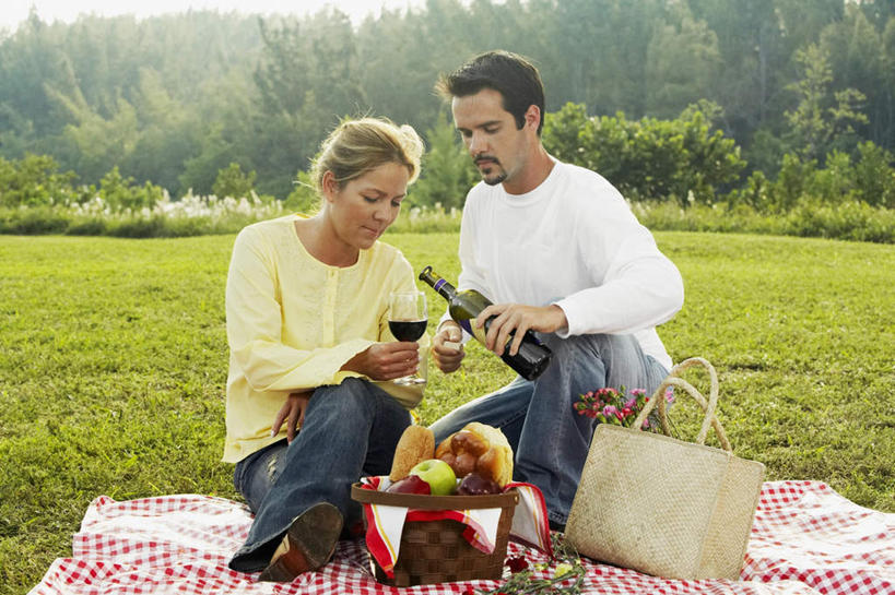 红酒,葡萄酒,西方人,两个人,家庭,夫妻,坐,横图,室外,白天,正面,爱情,聚会,草地,草坪,树林,植物,苹果,杯子,水果,欧洲,欧洲人,握,服装,裤子,朦胧,模糊,新鲜,包,高脚杯,篮子,皮包,坐垫,生食,食品,野餐,果实,红酒杯,酒类,浪漫,拿,红酒瓶,拿着,注视,牛仔裤,休闲装,玻璃制品,酒,酒瓶,草,树,树木,食物,饮料,衣服,绿色,自然,玻璃瓶,酒杯,瓶子,观察,看,休闲,温暖,温馨,一家人,休闲服,红葡萄酒,恩爱,握着,恋人,服饰,有机食品,绿色食品,生长,成长,观看,单肩包,和睦,察看,葡萄酒杯,葡萄酒瓶,关注,野餐垫,野餐地毯,多功能毯,食物篮,野炊,男人,男性,年轻女性,女人,女性,中年男性,白种人,年轻人,夫妇,情侣,玻璃杯,坐着,半身,彩图,伴侣,融洽,野餐篮