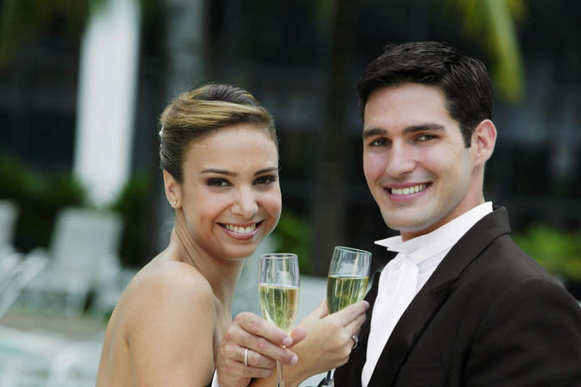 葡萄酒,西方人,两个人,家庭,夫妻,新娘,新郎,体育馆,游泳池,站,笑,微笑,露齿笑,横图,室外,白天,侧面,婚纱,衬衫,西装,爱情,婚礼,奢侈,快乐,水,植物,棕榈树,杯子,叶子,欧洲,欧洲人,握,套装,正装,朦胧,模糊,庆祝,高脚杯,水池,水面,绿叶,领带,结婚,浪漫,拿,拿着,注视,职业装,泳池,玻璃制品,酒,树,树木,饮料,绿色,自然,酒杯,香槟,观察,看,站着,温暖,温馨,喜庆,一家人,嫩叶,恩爱,诱惑,握着,恋人,生长,成长,观看,纪念,和睦,察看,游泳馆,关注,交杯酒,交杯,香槟杯,棕榈叶,气泡酒,起泡酒,汽酒,男人,男性,年轻男性,年轻女性,女人,女性,白种人,年轻人,夫妇,情侣,叶,叶片,玻璃杯,站立,半身,彩图,衬衣,婚礼服,礼服,高兴,欢笑,合卺,伴侣,融洽