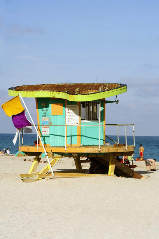 西方人,站,坐,竖图,室外,白天,正面,度假,海浪,海洋,美景,沙滩,城市风光,城市,旗帜,帽子,椅子,欧洲,美国,欧洲人,行人,游客,游人,弯腰,阴影,泳裤,光线,伞,沙子,影子,雨伞,遮阳伞,木椅,海岸,景观,浪花,云,云朵,沙地,许多人,云彩,注视,娱乐,旗子,阳伞,运动帽,裸露,路人,旅客,蓝色,白云,蓝天,天空,阳光,海水,天,观察,看,站着,一群人,享受,休闲,鸭舌帽,景色,放松,晴朗,观看,察看,北美,太阳伞,北美洲,关注,美洲,裸,海景,佛罗里达,佛罗里达州,迈阿密,佛州,阳光州,迈阿密海滩,北亚美利加洲,亚美利加洲,弯身,旌旗,旗号,棕榈海滩,过客,男人,男性,年轻男性,年轻女性,女人,女性,白种人,大海,风浪,海,海水的波动,海滩,近岸浪,涌浪,晴空,站立,坐着,半身,彩图,棕榈滩