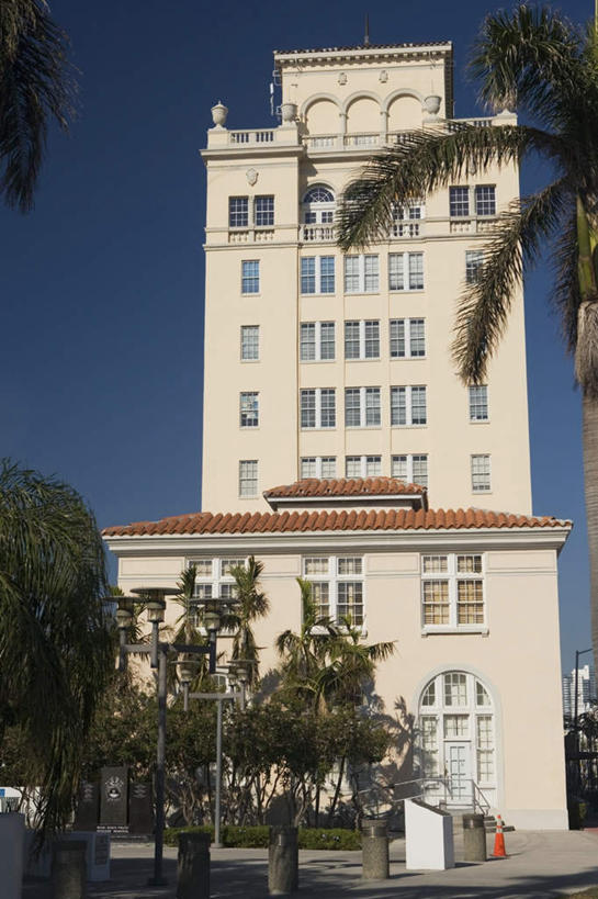 无人,高楼大厦,竖图,室外,白天,仰视,度假,办公楼,美景,植物,窗户,城市风光,城市,大厦,建筑,摩天大楼,写字楼,棕榈树,叶子,美国,阴影,环保,光线,影子,景观,绿叶,垃圾桶,娱乐,玻璃窗,树,树木,蓝色,绿色,蓝天,天空,阳光,自然,容器,楼宇,天,享受,休闲,嫩叶,商务楼,景色,放松,生长,能源,晴朗,成长,储藏,垃圾箱,回收,资源,北美,北美洲,储存,美洲,利用,低碳,棕榈叶,循环,佛罗里达,佛罗里达州,迈阿密,佛州,阳光州,万里无云,北亚美利加洲,亚美利加洲,持续,叶,叶片,晴空,晴空万里,彩图,低角度拍摄,大楼,高层建筑,高楼,摩天楼,贮存