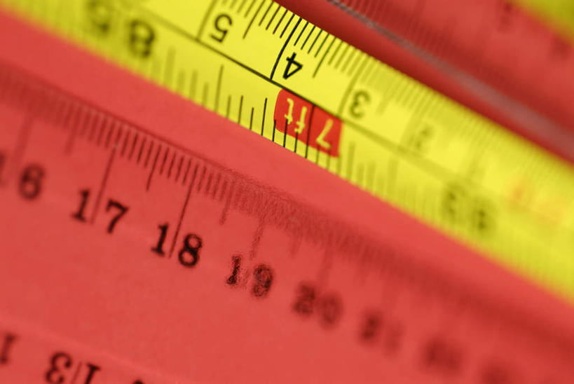 无人,横图,俯视,室内,特写,白天,静物,朦胧,模糊,测量,标志,数字,文字,字符,刻度,两把,标识,黄色,红色,尺,塑料制品,直尺,阿拉伯数字,测量工具,尺子,衡量,绘图,比例,测绘,量具,量仪,塑料尺,标度,彩图,高角度拍摄