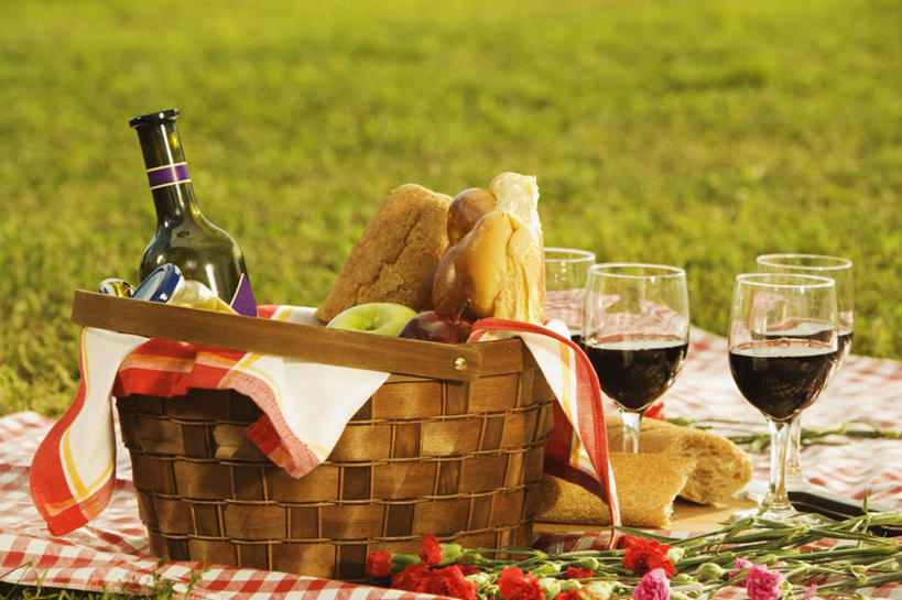 点心,面包,红酒,葡萄酒,无人,交叉,横图,俯视,室外,特写,白天,聚会,草地,草坪,植物,竹子,苹果,杯子,水果,竹制,新鲜,盛开,编织,高脚杯,篮子,坐垫,生食,食品,野餐,面点,果实,红酒杯,酒类,花蕾,玻璃制品,酒,草,花,花瓣,花朵,鲜花,食物,糕点,饮料,绿色,酒杯,竹篮,花苞,花蕊,红葡萄酒,黑面包,有机食品,绿色食品,竹条,交织,全麦面包,竹制品,葡萄酒杯,小圆面包,野餐垫,野餐地毯,多功能毯,食物篮,野炊,穿插,麸皮面包,玻璃杯,彩图,高角度拍摄,野餐篮