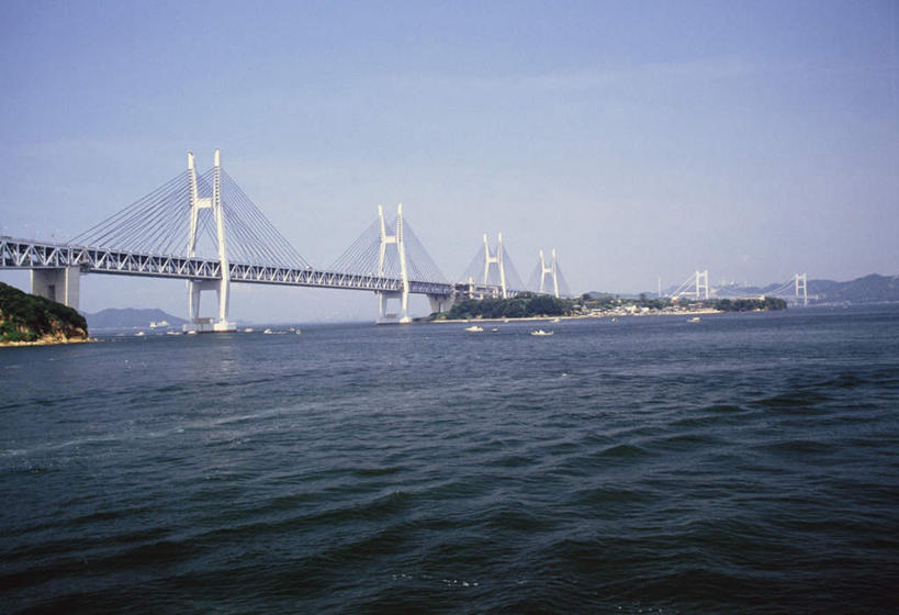 无人,横图,室外,白天,仰视,旅游,度假,海浪,海洋,森林,山,山脉,树林,植物,标志建筑,大桥,地标,建筑,立交桥,桥梁,日本,亚洲,阴影,光线,影子,浪花,山峰,高架,斜拉桥,桥,山峦,娱乐,建设,树,树木,蓝色,绿色,蓝天,天空,阳光,自然,海水,群山,天,享受,休闲,旅游胜地,放松,生长,晴朗,成长,海景,东亚,本州,万里无云,本州岛,日本国,濑户大桥,中国地方,冈山,冈山县,四国地方,四国,四国岛,香川,香川县,大海,风浪,海,海水的波动,近岸浪,涌浪,晴空,晴空万里,彩图,低角度拍摄