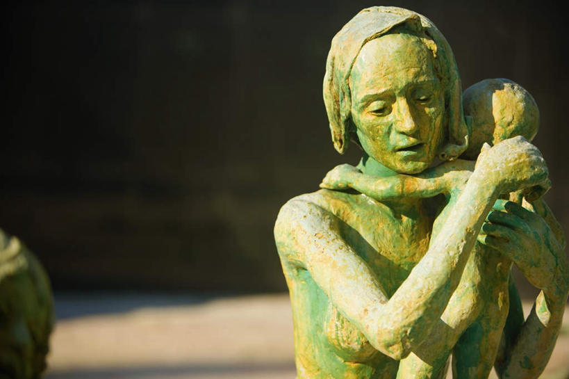 西方人,婴儿,儿童,无人,两个人,家庭,母亲,站,抱,横图,室外,白天,正面,纯洁,雕塑,欧洲,欧洲人,阴影,朦胧,模糊,艺术,装饰,光线,雕刻,雕像,影子,小孩,阳光,工艺品,站着,温暖,温馨,一家人,可爱,母爱,童年,童趣,活泼,抱着,纪念,美术,和睦,搂着,主题,宝宝,陈列,童真,纯真,烂漫,无邪,功能,美学,母婴,伶俐,天真,年轻女性,女人,女性,白种人,孩子,年轻人,怀抱,搂,搂抱,相抱,拥抱,站立,半身,彩图,融洽