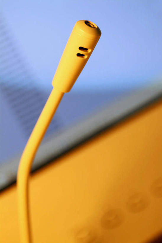 无人,竖图,俯视,室内,特写,白天,电脑,笔记本电脑,静物,阴影,朦胧,模糊,反射,网络,影子,通讯设备,黄色,话筒,无线,麦克风,扩音器,通信设备,无线网络,传声器,无线上网,便携式电脑,微音器,手提电脑,彩图,高角度拍摄