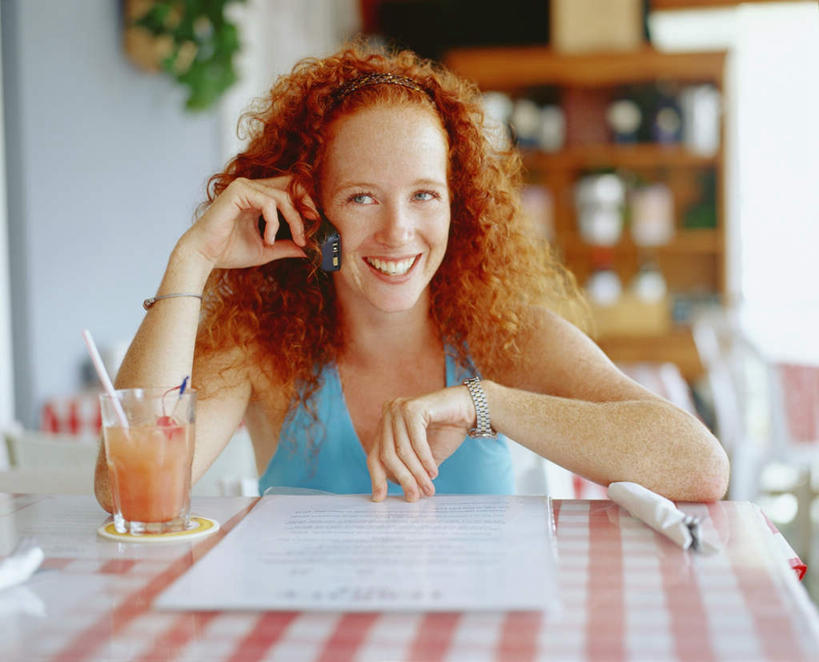 果汁,西方人,一个人,餐厅,坐,笑,说,打电话,微笑,露齿笑,横图,室内,白天,正面,讨论,餐桌,桌子,杯子,电话,手机,欧洲,欧洲人,仅一个年轻女性,仅一个女性,仅一个人,握,服装,朦胧,模糊,背心,布料,墙,饮品,拿,布纹,拿着,注视,通讯设备,墙壁,墙面,玻璃制品,桌布,饮料,衣服,蓝色,餐巾,水杯,台布,观察,看,握着,服饰,餐台,观看,察看,衣着,穿着,关注,可口,一部,衣饰,适口,交流,年轻女性,女人,女性,白种人,玻璃杯,沟通,讲话,交谈,商讨,说话,谈话,通话,坐着,半身,彩图,餐馆,饭店,饭馆