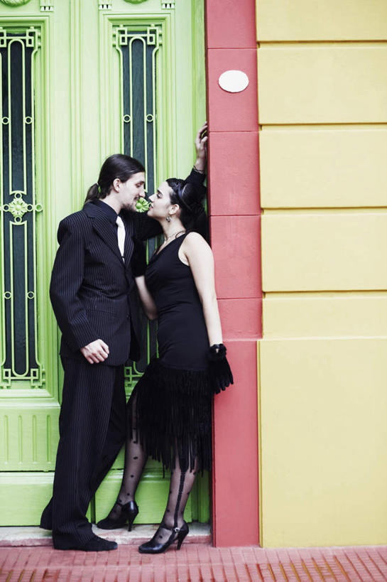 西方人,两个人,站,竖图,室外,白天,侧面,高跟鞋,裙子,西装,爱情,时尚,窗户,鞋子,欧洲,欧洲人,连衣裙,套装,服装,正装,墙,浪漫,注视,职业装,玻璃窗,相视,墙壁,墙面,衣服,黑色,观察,看,靠,靠着,倚靠,站着,温暖,温馨,面对面,恩爱,恋人,服饰,观看,对视,和睦,察看,互视,倚着,衣着,穿着,关注,时髦,相对,相看,衣饰,时兴,男人,男性,年轻男性,年轻女性,女人,女性,白种人,情侣,站立,彩图,全身,伴侣,融洽