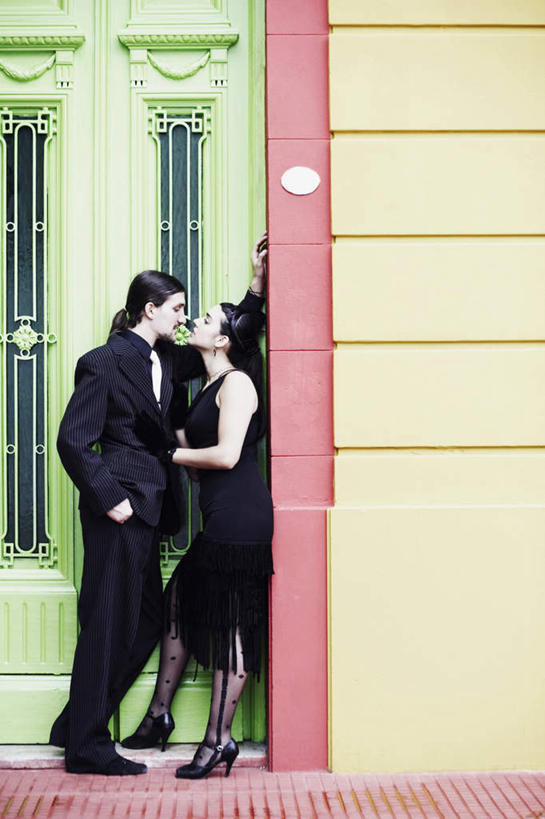 西方人,两个人,站,竖图,室外,白天,侧面,高跟鞋,裙子,西装,爱情,时尚,窗户,鞋子,欧洲,欧洲人,连衣裙,套装,服装,正装,墙,浪漫,注视,职业装,玻璃窗,相视,墙壁,墙面,衣服,黑色,观察,看,靠,靠着,倚靠,站着,温暖,温馨,面对面,恩爱,恋人,服饰,观看,对视,和睦,察看,互视,倚着,衣着,穿着,关注,时髦,相对,相看,衣饰,时兴,男人,男性,年轻男性,年轻女性,女人,女性,白种人,情侣,站立,彩图,全身,伴侣,融洽