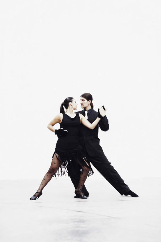 西方人,两个人,站,握手,竖图,室内,白天,白色背景,正面,高跟鞋,衬衫,晚礼服,西装,爱情,时尚,跳舞,鞋子,欧洲,欧洲人,套装,正装,领带,浪漫,注视,职业装,相视,观察,看,站着,温暖,温馨,面对面,恩爱,恋人,摄影,影棚,观看,张开双腿,对视,和睦,察看,互视,关注,时髦,相对,舞姿,交际舞,交谊舞,相看,时兴,展开双腿,社交舞,男人,男性,年轻男性,年轻女性,女人,女性,白种人,情侣,搀手,拉手,手搀手,手拉手,手牵手,手握手,站立,彩图,全身,影棚拍摄,衬衣,晚宴服,舞会服,洋服,洋装,夜礼服,拍摄,舞蹈,伴侣,融洽,伸展双腿