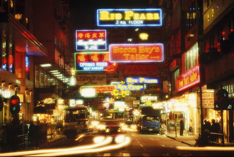 东方人,家,商店,站,走,横图,彩色,室外,夜晚,正面,度假,安全,美景,城市风光,城市,道路,路,霓虹灯,夜景,公路,香港,中国,亚洲,行人,游客,游人,阴影,服装,朦胧,模糊,光线,影子,房屋,屋子,景观,公寓,红绿灯,灯光,分界线,七彩,停车线,信号灯,交通,许多人,注视,休闲装,黄种人,娱乐,光源,商铺,洋房,楼房,霓虹,路人,旅客,住宅,灯,衣服,观察,看,站着,一群人,享受,休闲,休闲服,景色,放松,警示,服饰,观看,车行道,车行道分界线,港,察看,照明设备,关注,提示,标线,流通,东亚,车行线,交通信号灯,行人信号灯,香港特别行政区,港澳台,中华人民共和国,氖灯,市肆,商号,过客,男人,男性,年轻男性,年轻女性,女人,女性,亚洲人,马路,步行,散步,站立,走路,半身,彩图,房子,店铺