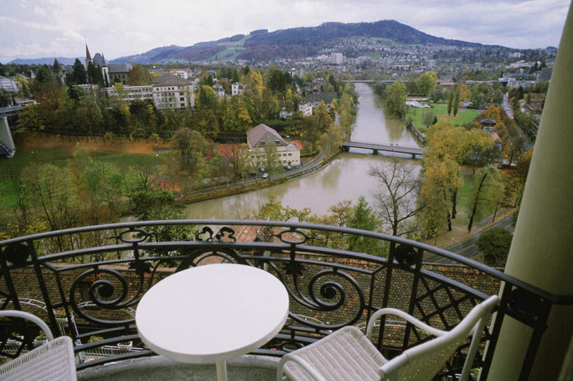 无人,餐厅,栏杆,横图,俯视,室外,白天,度假,草地,草坪,河流,石头,美景,山,山脉,水,植物,餐桌,桌子,城市风光,城市,椅子,瑞士,欧洲,石子,河水,景观,山峰,水流,围栏,桥,山峦,首都,娱乐,石桥,护栏,伯尔尼,拱桥,栈桥,草,树,树木,绿色,自然,群山,享受,休闲,景色,放松,拱形,生长,成长,餐台,人行桥,石拱桥,中欧,首府,瑞士联邦,伯尔尼州,石块,彩图,高角度拍摄,餐馆,饭店,饭馆