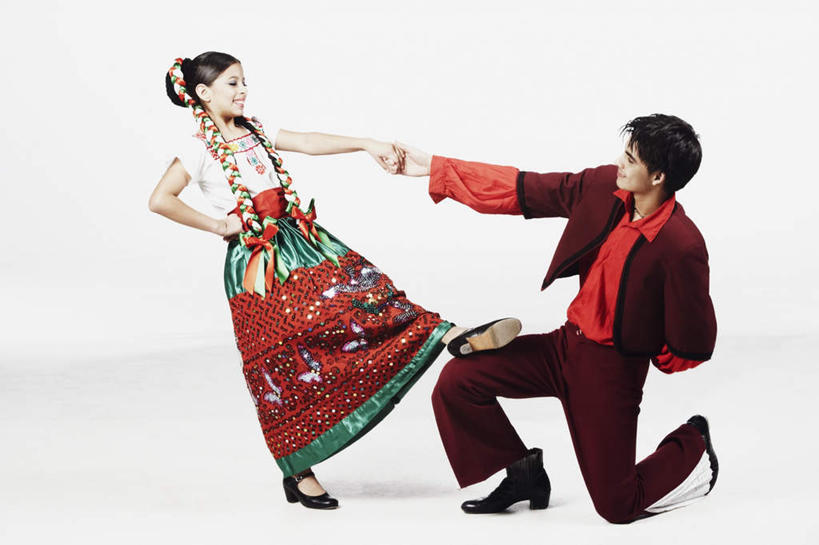 西方人,两个人,站,跪,握手,笑,微笑,露齿笑,横图,室内,白天,白色背景,正面,高跟鞋,民族服装,裙子,爱情,时尚,跳舞,鞋子,欧洲,欧洲人,连衣裙,服装,浪漫,注视,手叉腰,相视,衣服,叉腰,观察,看,站着,温暖,温馨,面对面,恩爱,恋人,摄影,服饰,影棚,观看,对视,和睦,察看,互视,衣着,穿着,关注,时髦,相对,舞姿,相看,衣饰,时兴,男人,男性,年轻男性,年轻女性,女人,女性,白种人,情侣,搀手,跪着,拉手,手搀手,手拉手,手牵手,手握手,站立,彩图,全身,影棚拍摄,传统服装,民俗服,拍摄,舞蹈,伴侣,融洽