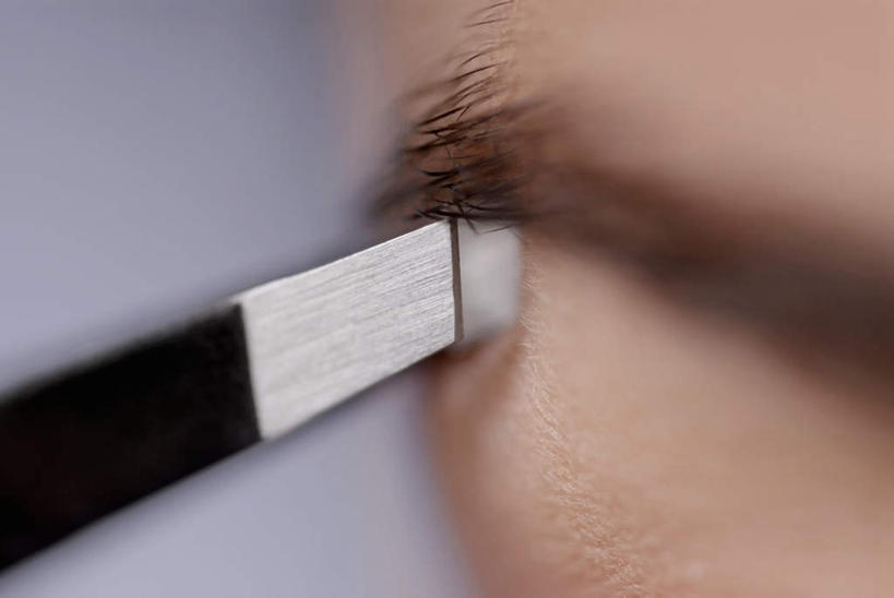 西方人,眉毛,一个人,横图,室内,特写,白天,正面,化妆,美容,时尚,欧洲,欧洲人,仅一个年轻女性,仅一个女性,仅一个人,护肤,灰色背景,朦胧,模糊,保养,享受,休闲,放松,保健,摄影,影棚,美容工具,养颜,化妆工具,眉毛钳,年轻女性,女人,女性,白种人,眉,眼眉,半身,彩图,影棚拍摄,拍摄,眼眉毛