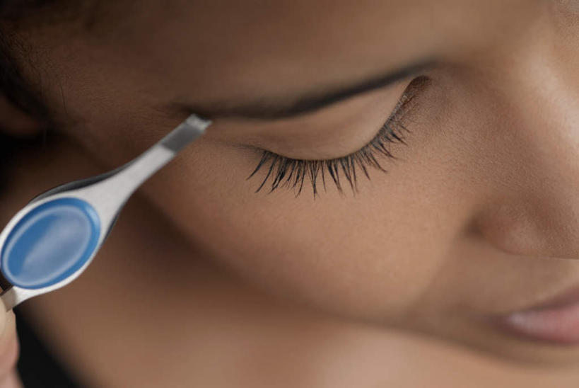 西方人,脸,头,眼睛,脸颊,眉毛,睫毛,一个人,闭眼,横图,俯视,室内,特写,白天,化妆,美容,时尚,欧洲,非洲,黑人,欧洲人,瞳孔,仅一个年轻女性,仅一个女性,仅一个人,护肤,保养,享受,休闲,放松,保健,眼部,美容工具,养颜,化妆工具,眉毛钳,年轻女性,女人,女性,非洲人,头部,睫,脸部,脸蛋,眉,面部,眼,眼睫毛,眼眉,闭眼睛,闭着眼,闭着眼睛,半身,彩图,高角度拍摄,眼眉毛