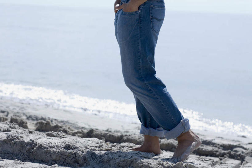 西方人,腿部,脚,脚趾,脚趾甲,腿,一个人,站,横图,室外,白天,侧面,海浪,海洋,欧洲,欧洲人,仅一个男性,仅一个人,裤子,朦胧,模糊,浪花,牛仔裤,光脚,仅一个年轻男性,蓝色,蓝天,天空,海水,天,站着,赤脚,晴朗,手插袋,单手插袋,海景,万里无云,单手抄兜,单手放兜,男人,男性,年轻男性,白种人,脚指甲,大海,风浪,海,海水的波动,近岸浪,涌浪,晴空,晴空万里,插兜,手插兜,手放口袋,站立,半身,彩图,手抄兜