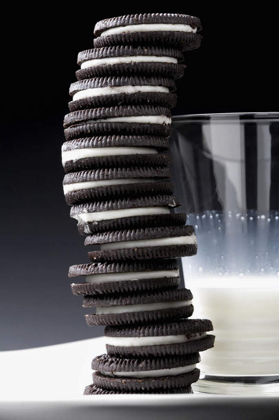 点心,牛奶,无人,竖图,室内,特写,白天,正面,桌面,桌子,杯子,一排,许多,阴影,黑色背景,整齐,反射,木制,影子,食品,饮品,营养,玻璃制品,食物,饮料,排列,木制品,水杯,饼干,零食,奥利奥,夹心饼干,摄影,影棚,堆,乳制品,奶,牛乳,队列,安神,玻璃杯,彩图,影棚拍摄,拍摄