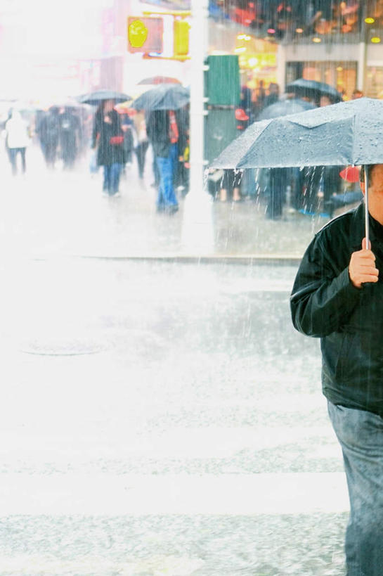 西方人,背部,高楼大厦,走,竖图,室外,白天,正面,度假,美景,暴风雨,暴雨,大暴雨,城市风光,城市,大厦,建筑,摩天大楼,人行横道,欧洲,纽约,美国,欧洲人,行人,游客,游人,撑,服装,朦胧,模糊,伞,雨伞,景观,人行道,许多人,注视,休闲装,娱乐,阳伞,路人,旅客,衣服,观察,看,一群人,享受,休闲,休闲服,景色,放松,服饰,观看,察看,北美,撑着,北美洲,关注,人行横道线,美洲,纽约州,帝国之州,帝国州,北亚美利加洲,亚美利加洲,过客,男人,男性,女人,女性,中年男性,中年女性,白种人,斑马线,步行,散步,走路,半身,彩图,大楼,高层建筑,高楼,摩天楼